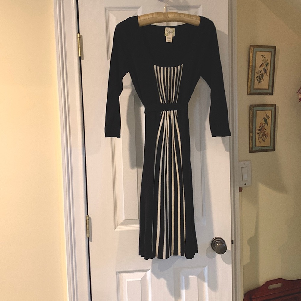 Beautiful knit a-line dress. Below the knee w/ 3/4 sleeves. Deep scoop neckline